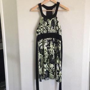 Sleeveless dress with tie waistline